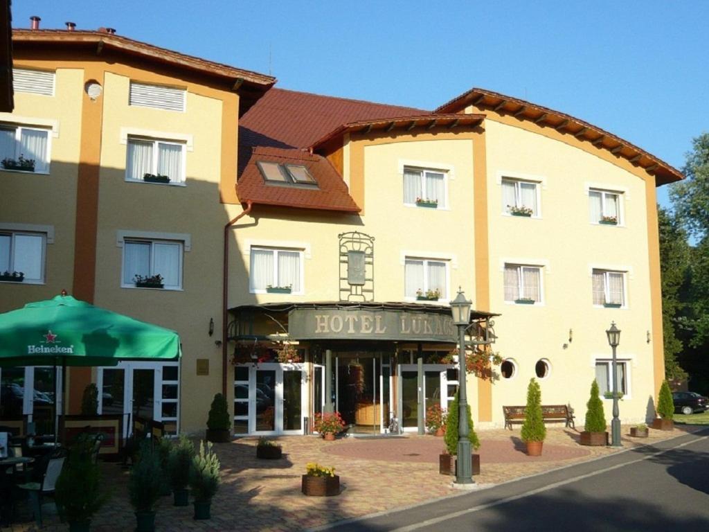Hotel Lukacs Superior Kazincbarcika Exterior foto