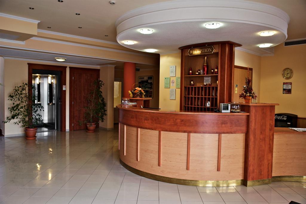 Hotel Lukacs Superior Kazincbarcika Exterior foto
